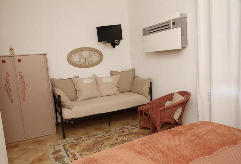 标准三人间, La Mimosa