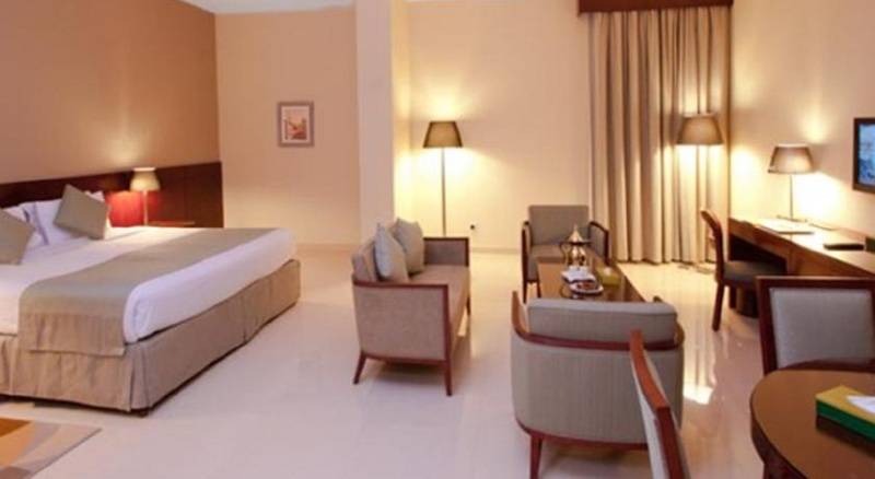 Люкс, Makarem Mina