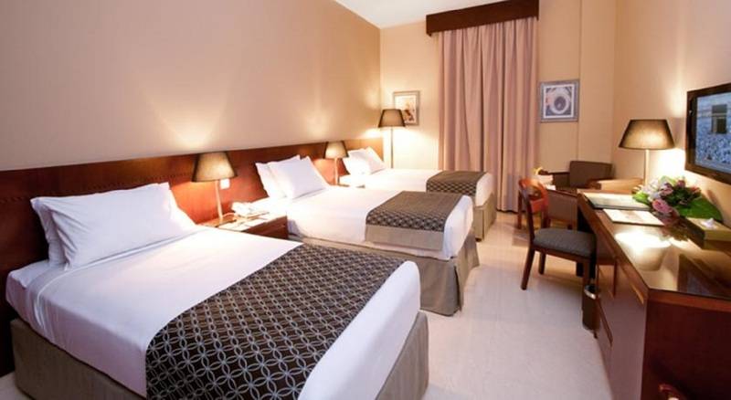 חדר סטנדרט לשלושה, Makarem Mina