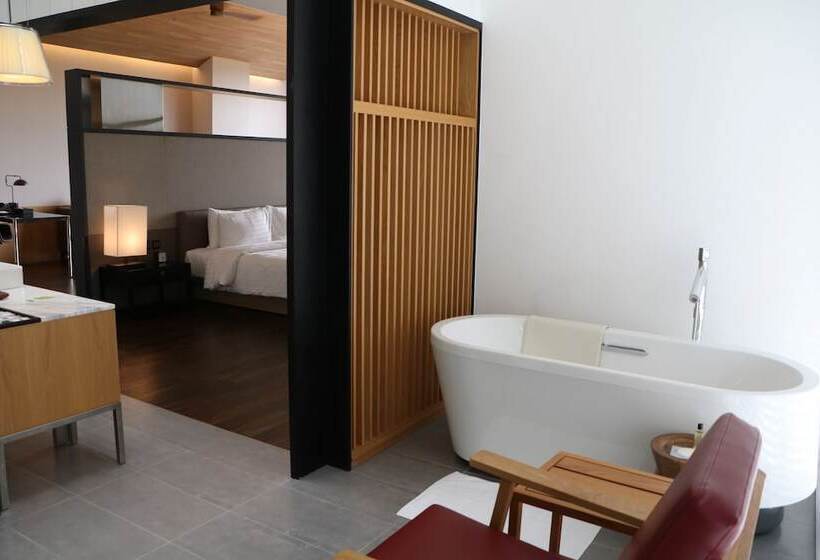 سوییت, Midori Clark Hotel And Casino