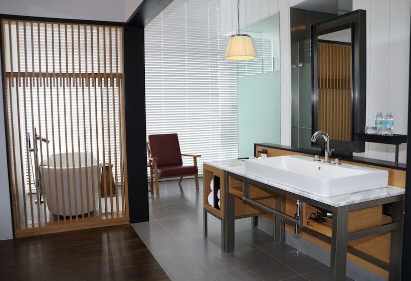 سوییت, Midori Clark Hotel And Casino