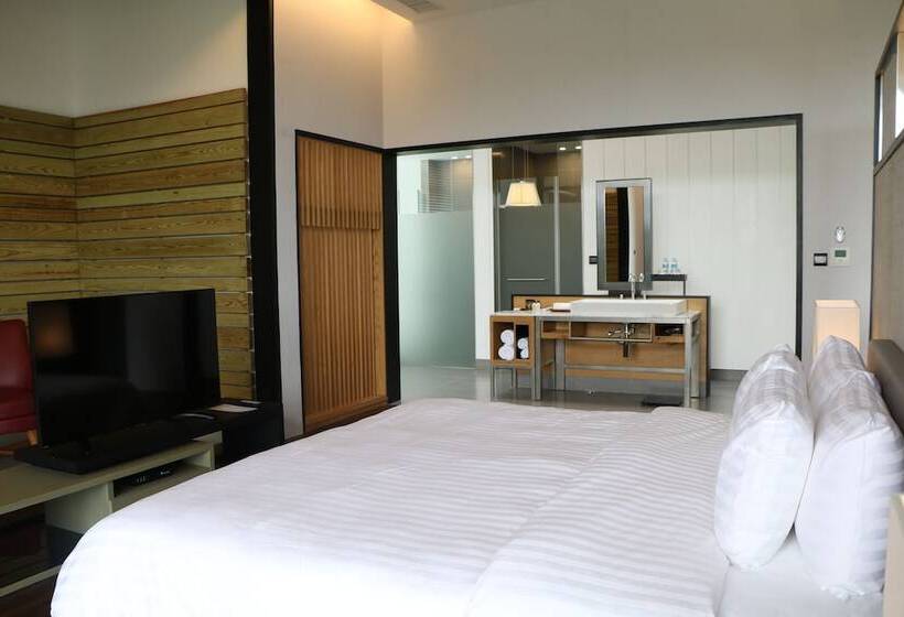 سوییت, Midori Clark Hotel And Casino