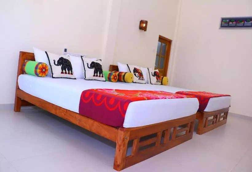 ガーデンビューのデラックストリプルルーム, Nature Resort Yala Safari Village