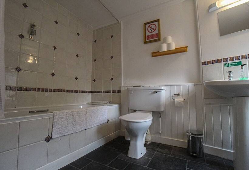 اتاق استاندارد چهار تخته, The Bruce Inn