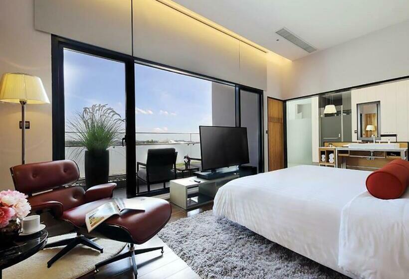 سوییت, Midori Clark Hotel And Casino