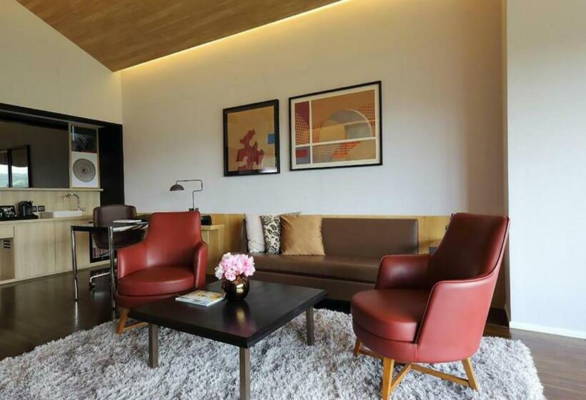 سوییت, Midori Clark Hotel And Casino