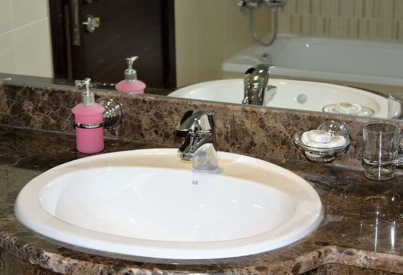 豪华三人间, Naif Fort