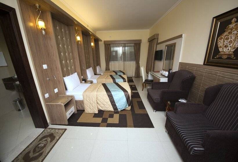 豪华三人间, Naif Fort