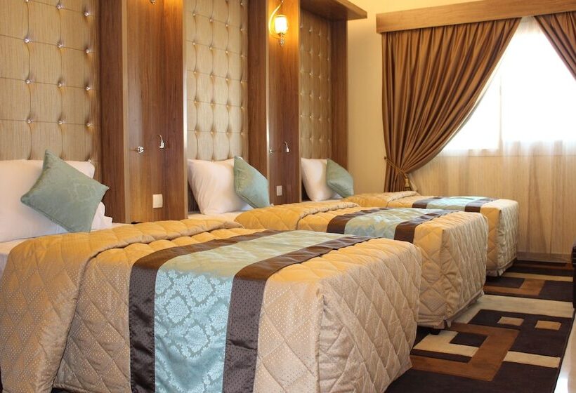 豪华三人间, Naif Fort