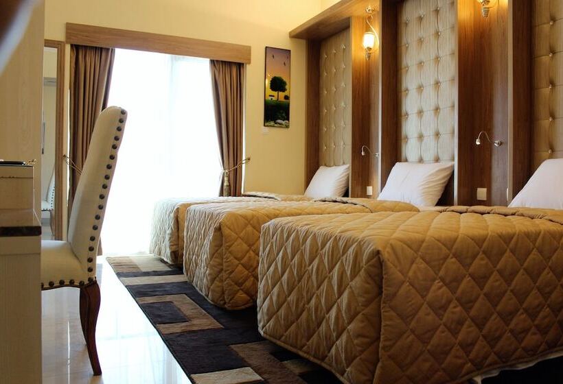 豪华三人间, Naif Fort