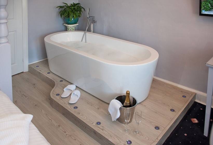 デラックスルーム, The Coppice Including Off Site Health Club