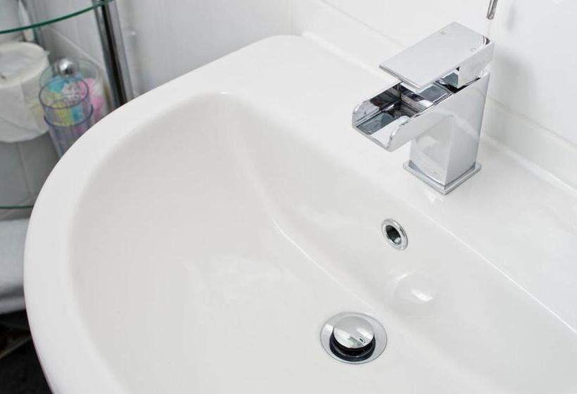 キングサイズベッドのデラックスルーム, The Coppice Including Off Site Health Club