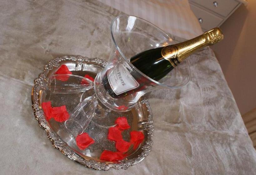 キングサイズベッドのスタンダードルーム, The Coppice Including Off Site Health Club