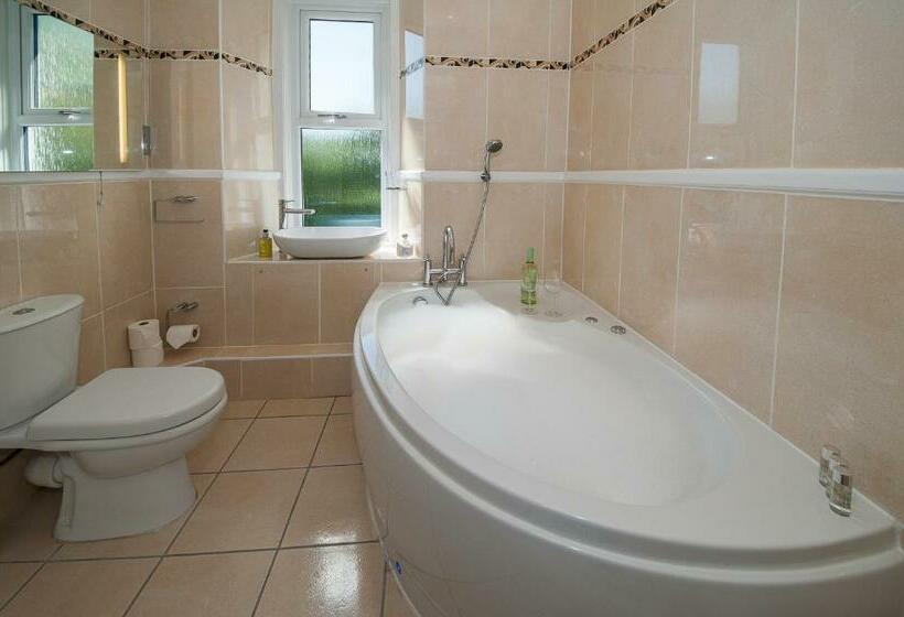 キングサイズベッドのデラックスルーム, The Coppice Including Off Site Health Club