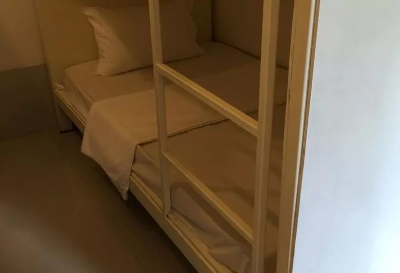 ルームシェアのワンベッド, The Best Hostel