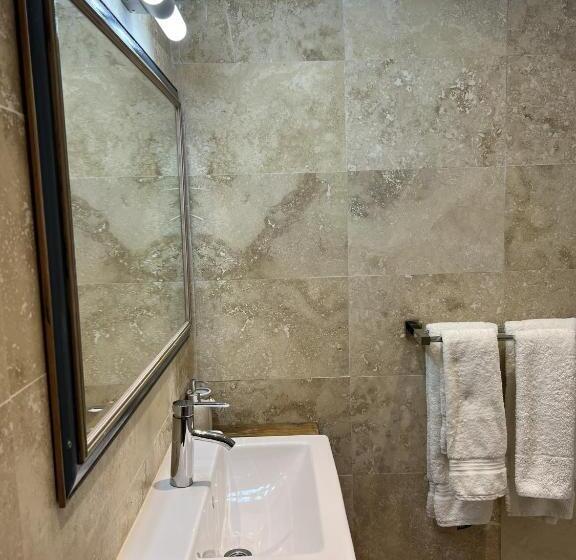 수피리어 룸, Astral Lodge