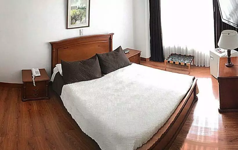 Standard Yhden Hengen Huone, Galerias
