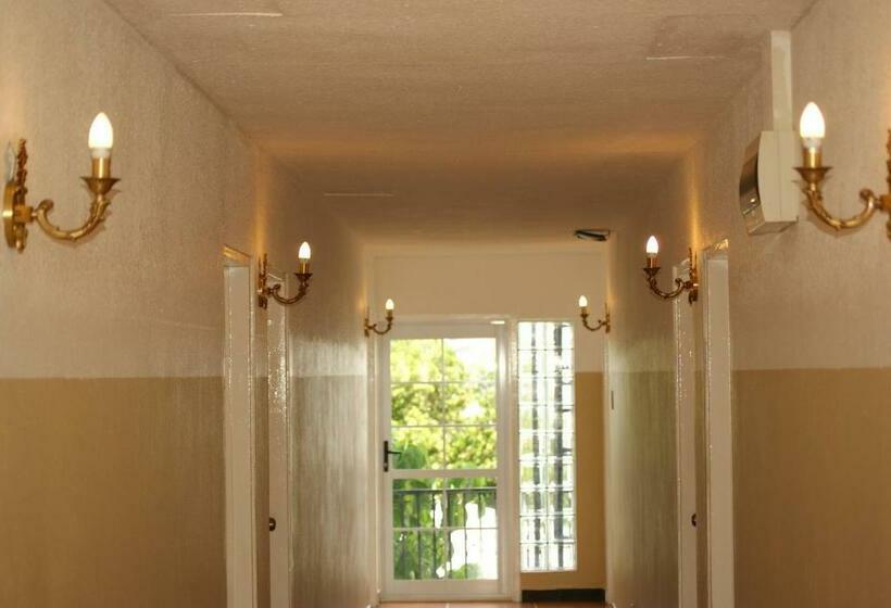 اتاق لوکس با بالکن و چشمانداز دریا, Little Italy