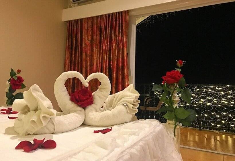 اتاق لوکس با بالکن و چشمانداز دریا, Little Italy