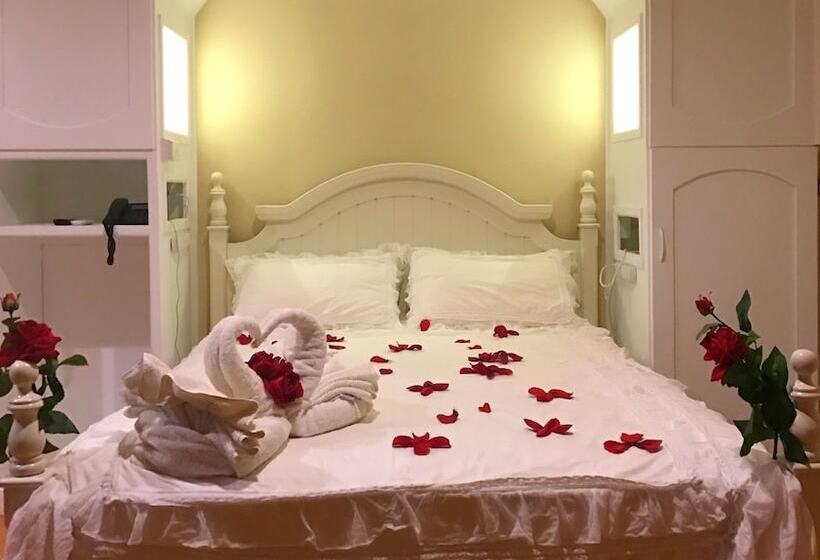 اتاق لوکس با بالکن و چشمانداز دریا, Little Italy