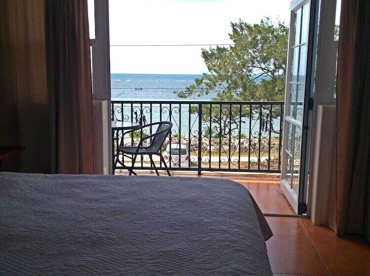 اتاق لوکس با بالکن و چشمانداز دریا, Little Italy