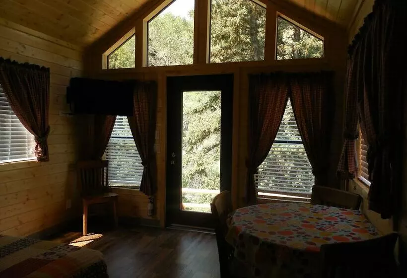 デラックススタジオ, Snake River Cabin Village