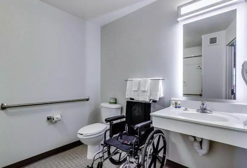 اتاق لوکس چهار تخته, Motel 6 Saskatoon, Sk