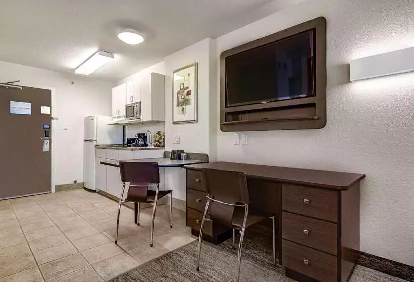 اتاق لوکس چهار تخته, Motel 6 Saskatoon, Sk