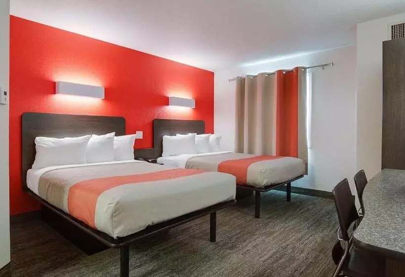 اتاق لوکس چهار تخته, Motel 6 Saskatoon, Sk