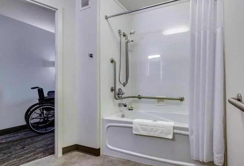 اتاق لوکس, Motel 6 Saskatoon, Sk