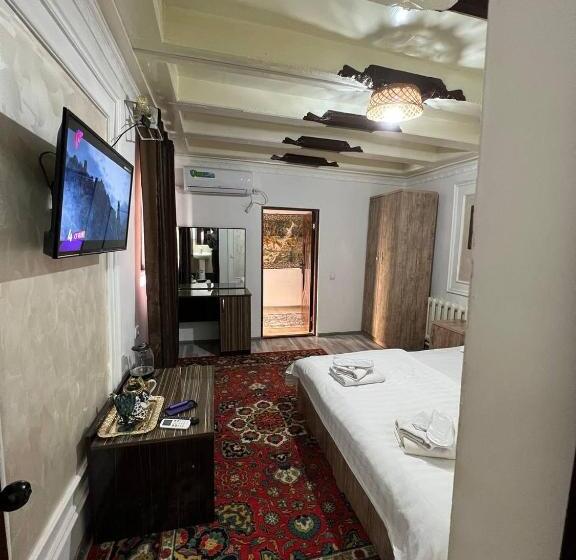 חדר קלאסי לשלושה, Zam Zam Teracce