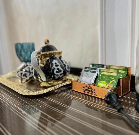 חדר קלאסי לשלושה, Zam Zam Teracce