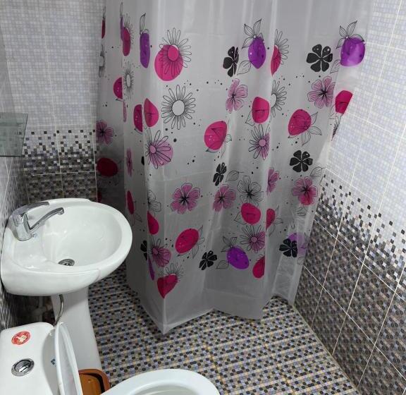 חדר קלאסי לשלושה, Zam Zam Teracce