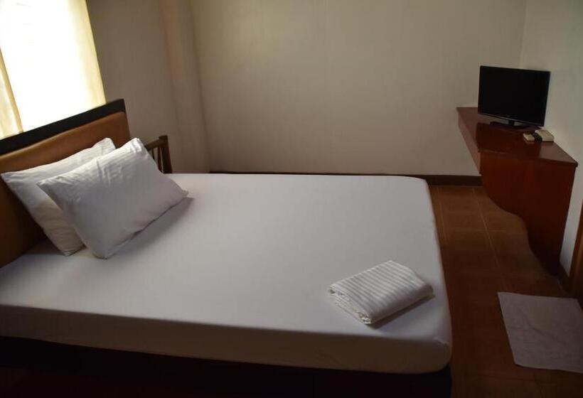 Трехместный Номер Стандарт с Балконом, Roy S Rendezvous Boracay