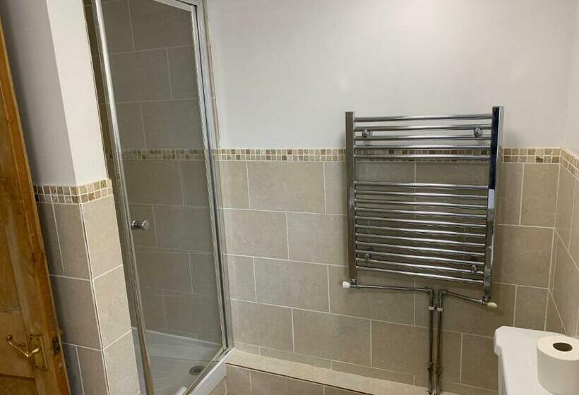 غرفة عائلية, The Coppleridge Inn