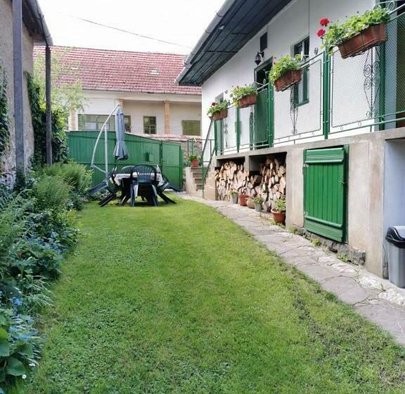 חדר סטנדרט, Kristaly Vendeghaz