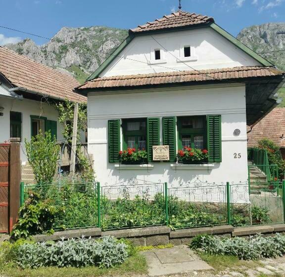 חדר סטנדרט, Kristaly Vendeghaz