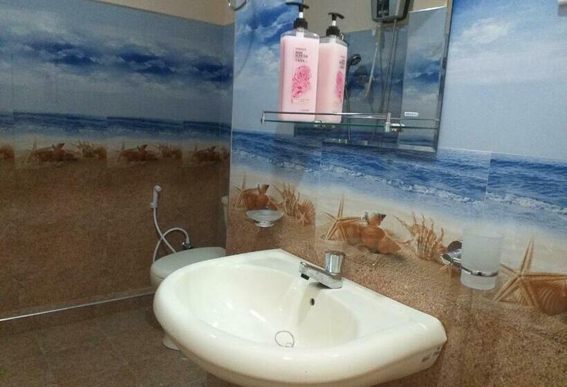 Quarto Triplo Basic, Sigiri Close Up View Guest