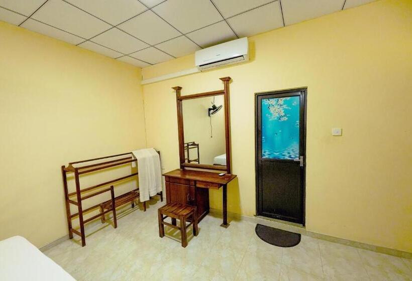 Quarto Triplo Basic, Sigiri Close Up View Guest