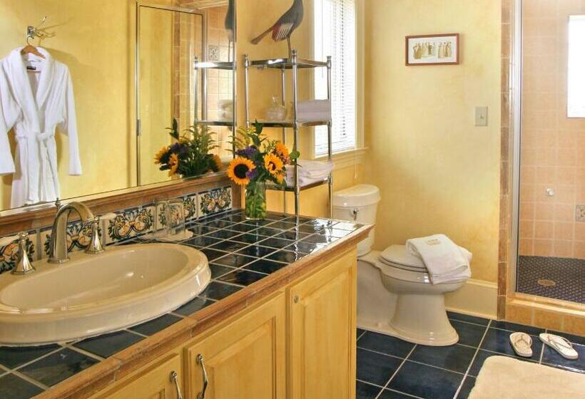 キングサイズベッドのスタンダードルーム, L Auberge Provencale Inn & Restaurant