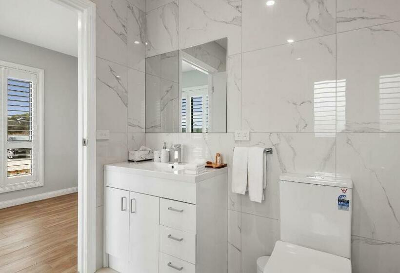 סוויטה משפחתית, The Oxley Estate