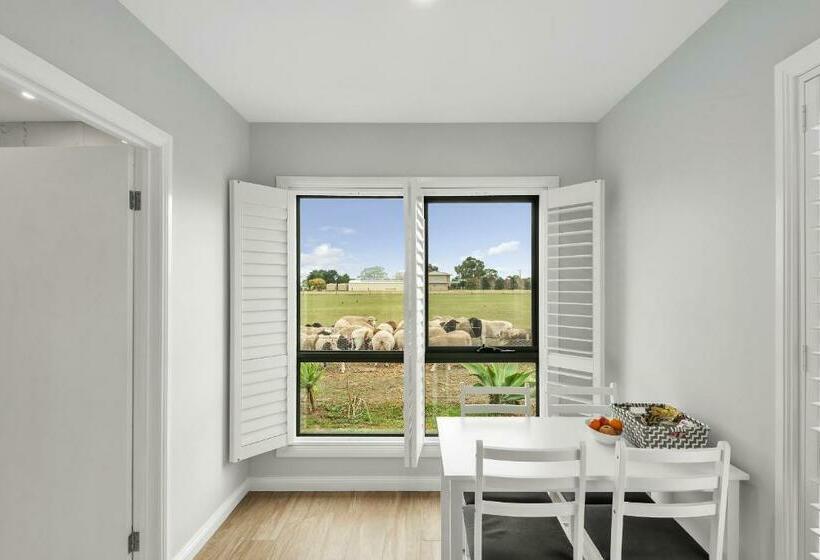 סוויטה משפחתית, The Oxley Estate