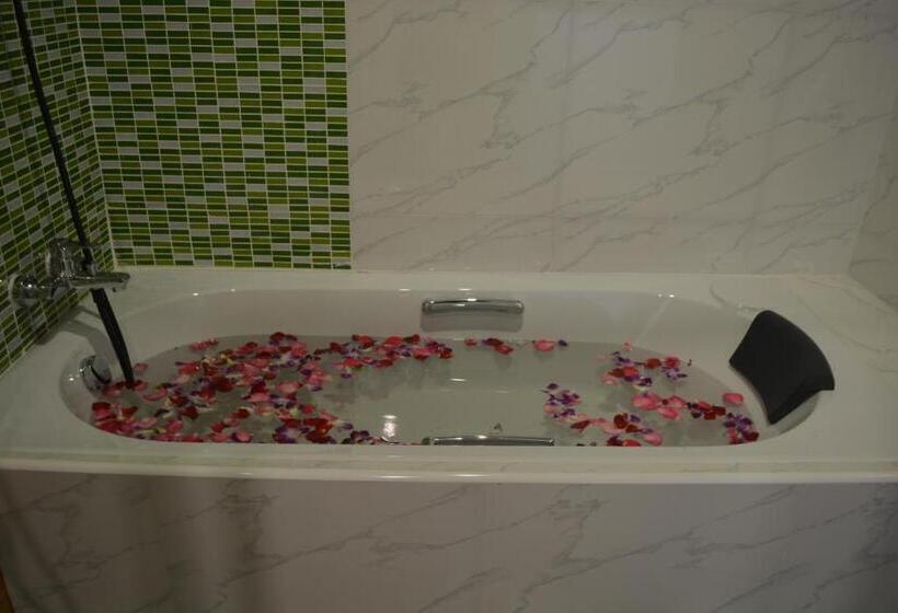 Sviitti Poreallas, Pace Residence Pattaya