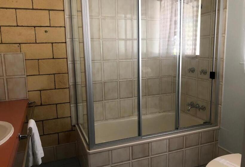 اتاق خانوادگی, True Blue Motor Inn