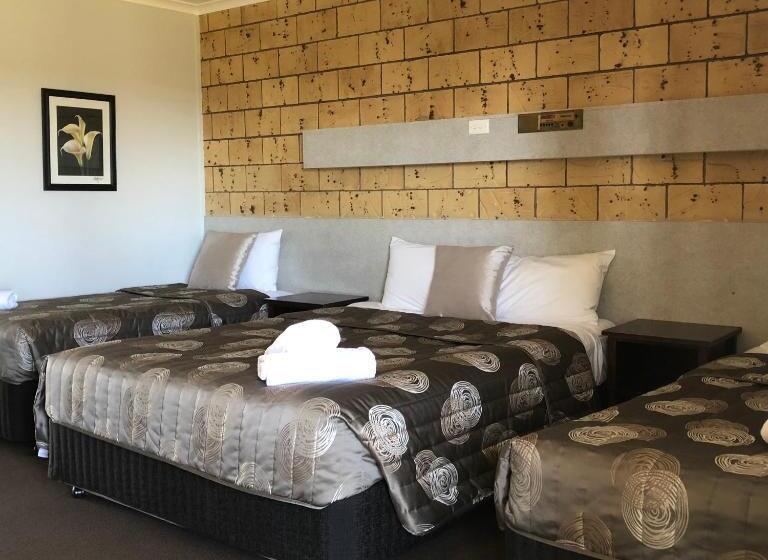 اتاق خانوادگی, True Blue Motor Inn