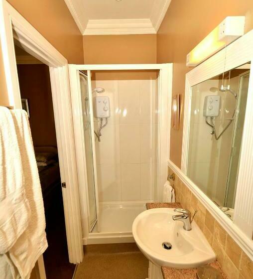 غرفة عائلية, The Courtyard Guest House