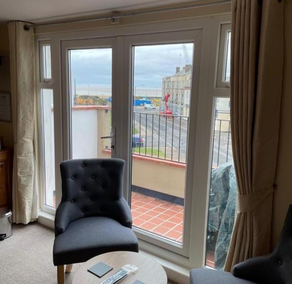 غرفة عائلية, The Courtyard Guest House