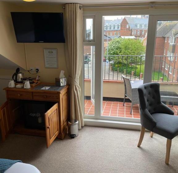 غرفة عائلية, The Courtyard Guest House