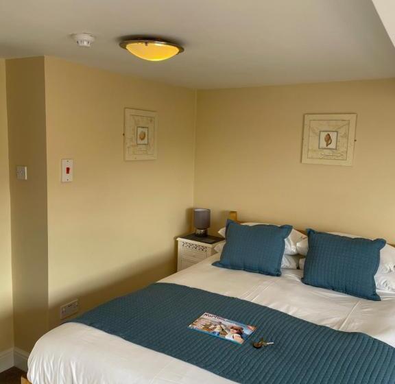 غرفة عائلية, The Courtyard Guest House