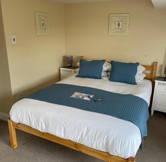 غرفة عائلية, The Courtyard Guest House